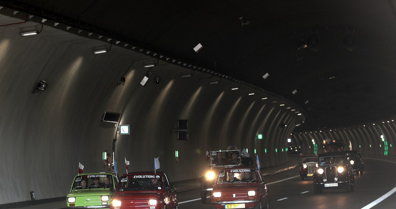 Kolumna zabytkowych samochodów pokonuje tunel na Zakopiance / 	Grzegorz Momot    /PAP