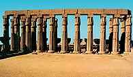 Kolumnada, dziedziniec Amenophisa  II w Luksorze /Encyklopedia Internautica