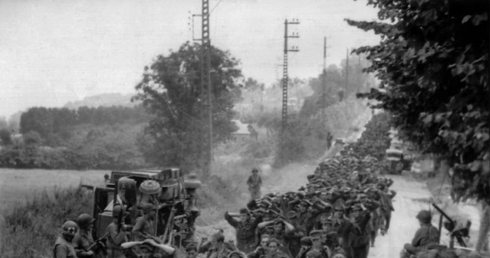 Kolumny niemieckich jeńców wziętych do niewoli w bitwie pod Falaise /Everett Collection /East News