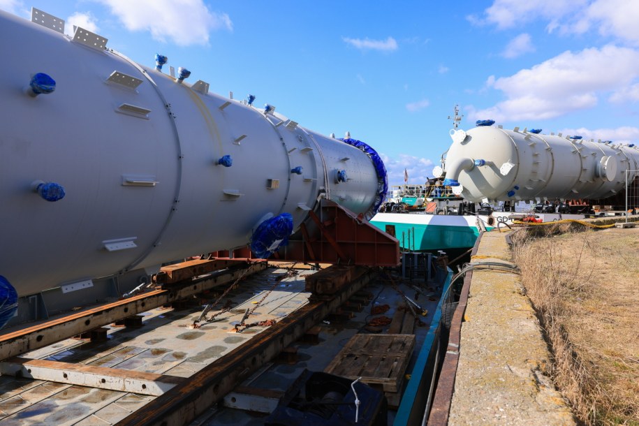 Kolumny przeznaczone dla głównego zakładu Orlenu /Szymon Łabiński /PAP