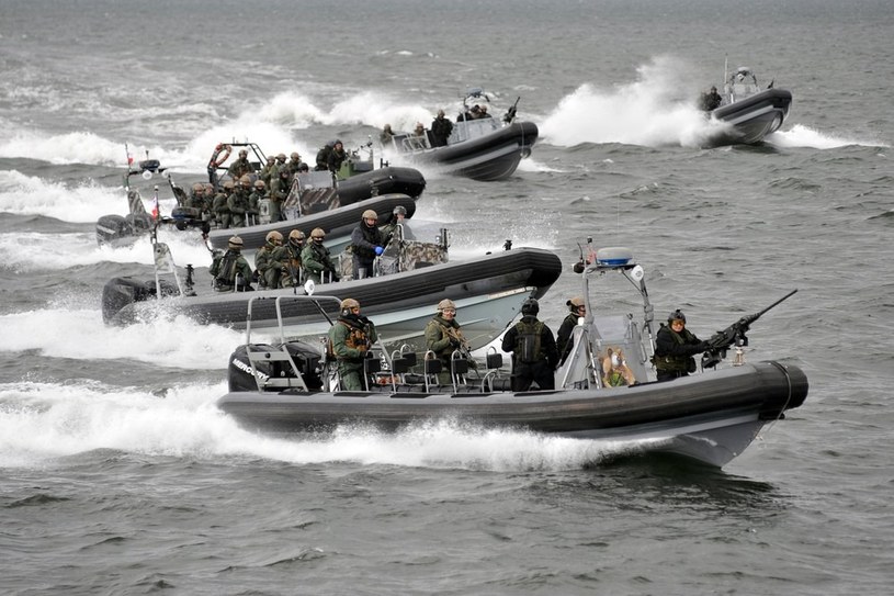 Komandosi GROM na lekkich łodziach /East News