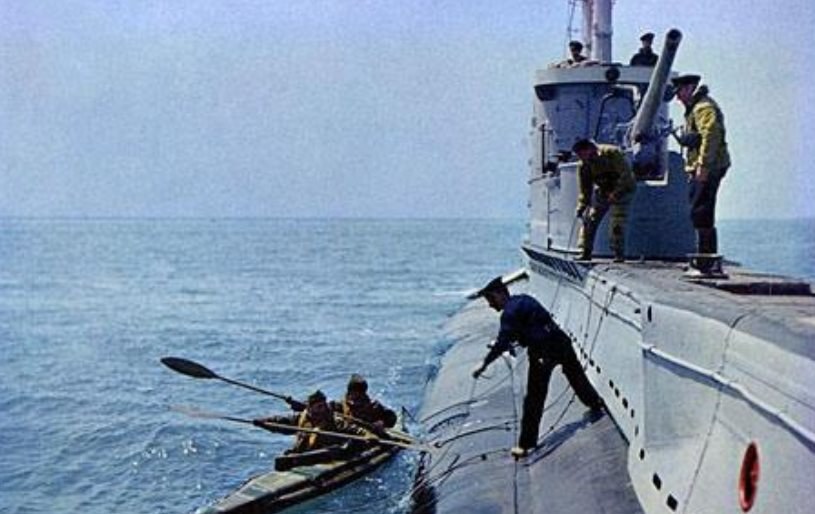 Komandosi opuszczają HMS "Tuna". Kadr z filmu "Cockleshell Heroes" /YouTube
