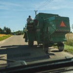 Kombajn na drodze bez tablic. Kierowcy nie wiedzą o co chodzi