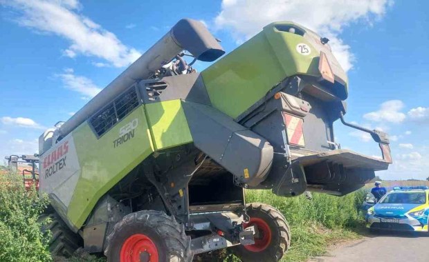 Kombajn niebezpiecznie przechylił się podczas żniw. Policja szuka winnych