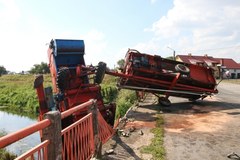 Kombajn spadł z mostu do rzeki. Akcja ratunkowa. Galeria