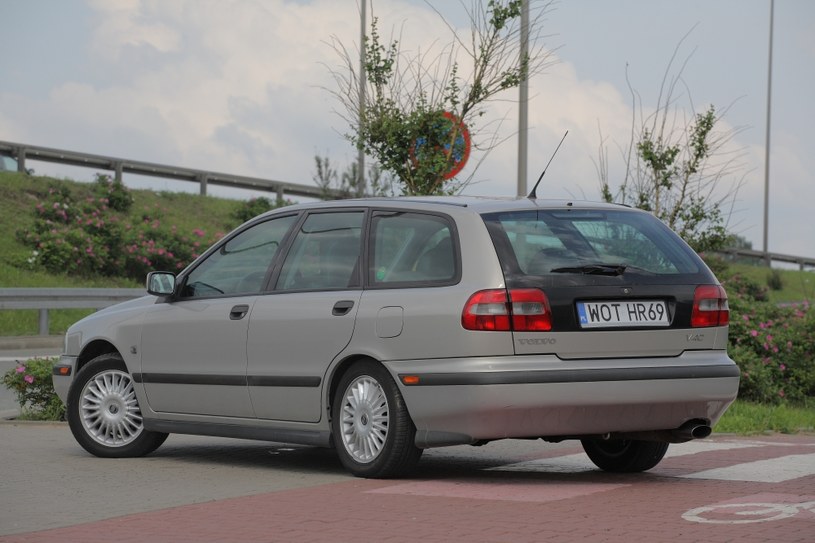 Kombi oznaczone jako V40 debiutowało z opóźnieniem – pokazano je w grudniu. W produkcji pozostało natomiast prawie o rok dłużej niż sedan. /Motor