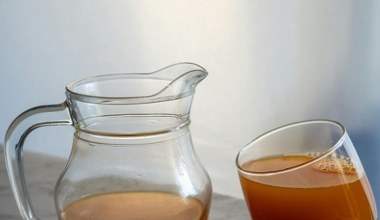 Kombucha to młodość zamknięta w butelce. Wesprze detoks i nada cerze blasku