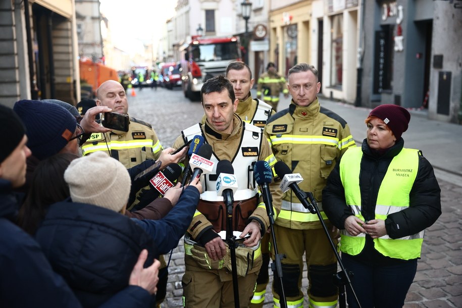 Komendant główny Państwowej Straży Pożarnej nadbrygadier Mariusz Feltynowski (C) i burmistrz Cieszyna Gabriela Staszkiewicz (P) /Michał Meissner /PAP