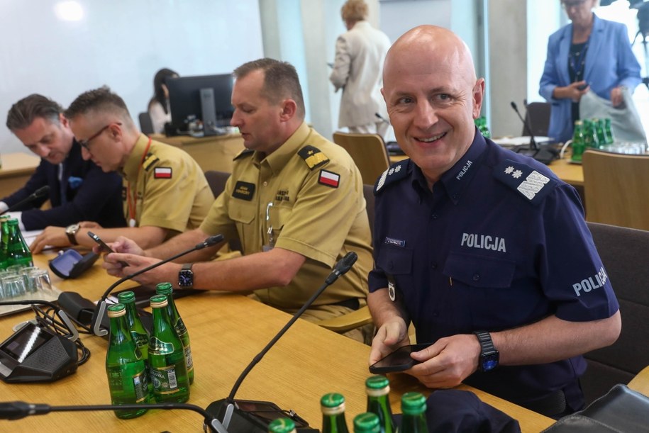 Komendant Główny Policji gen. insp. Jarosław Szymczyk na pierwszym planie /Tomasz Gzell /PAP