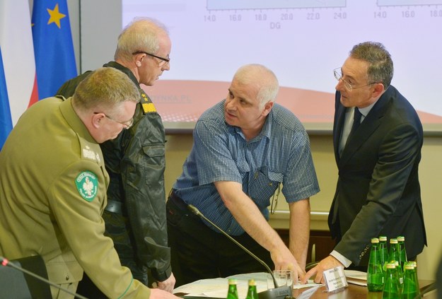 Komendant Główny PSP Wiesław Leśniakiewicz, gen. Jacek Bajger, szef RCB Janusz Skulich i minister  Bartłomiej Sienkiewicz na posiedzeniu RCB /Radek Pietruszka /PAP