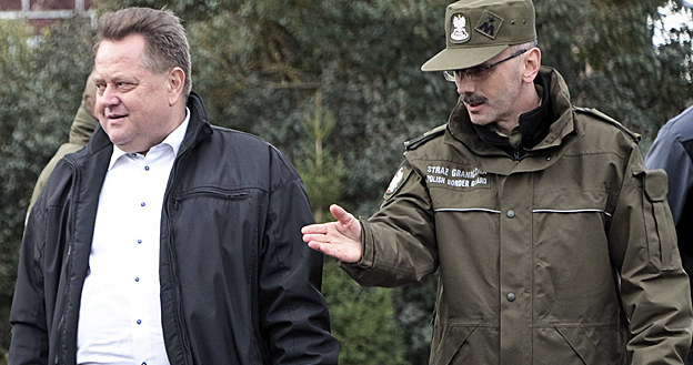 Komendant główny Straży Granicznej gen. bryg. Tomasz Praga (P) oraz wiceminister spraw wewnętrznych i administracji Jarosław Zieliński /PAP