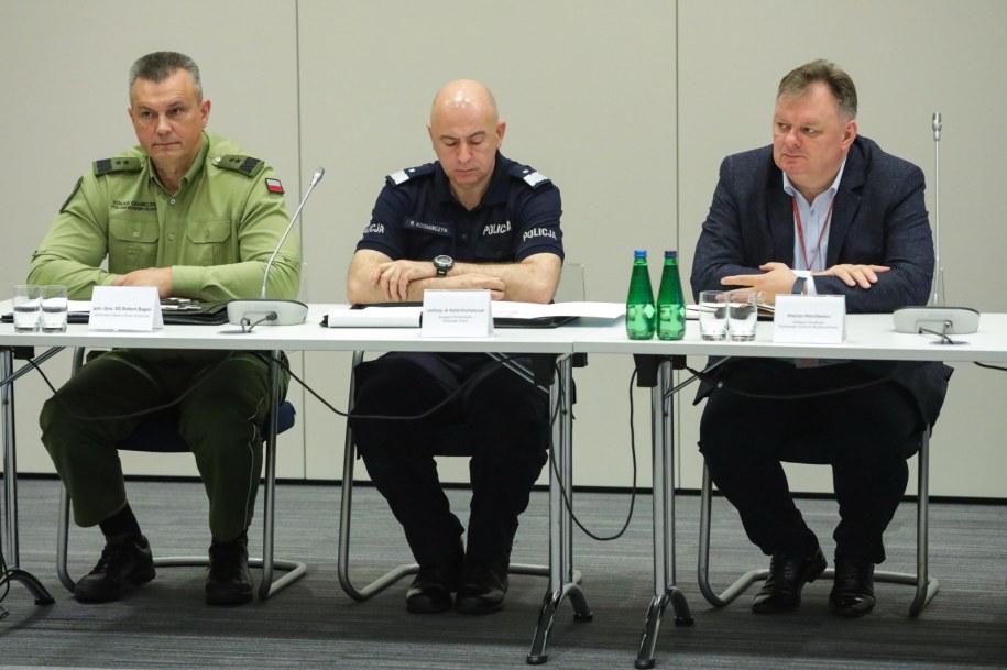 Komendant Główny Straży Granicznej gen. dyw. SG Robert Bagan (L), zastępca komendanta głównego Policji nadinsp. Rafał Kochańczyk (C) i zastępca dyrektora Rządowego Centrum Bezpieczeństwa, płk SG Mariusz Marchlewicz (P) /Tomasz Gzell /PAP