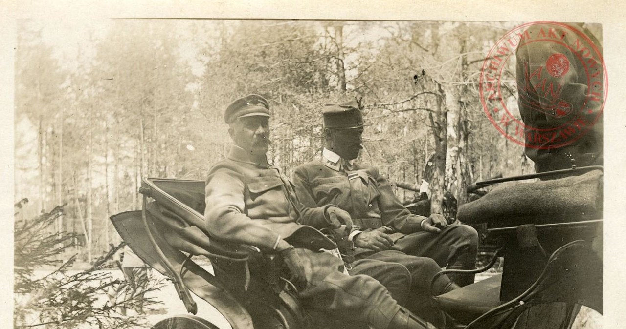 Komendant Józef Piłsudski wraca z inspekcji 4. pułku piechoty Legionów Polskich, 1915 r.; AAN, Zbiór fotografii, sygn. 11/1–127 /Archiwum Akt Nowych