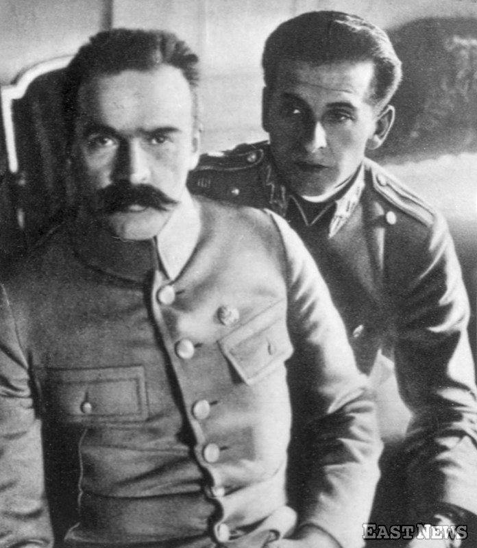 Komendant Legionów Józef Piłsudski ze swoim adiutantem por. Bolesławem Wieniawą-Dłogoszowskim (zdjęcie z 1916 r.) /Danuta Łomaczewska /East News