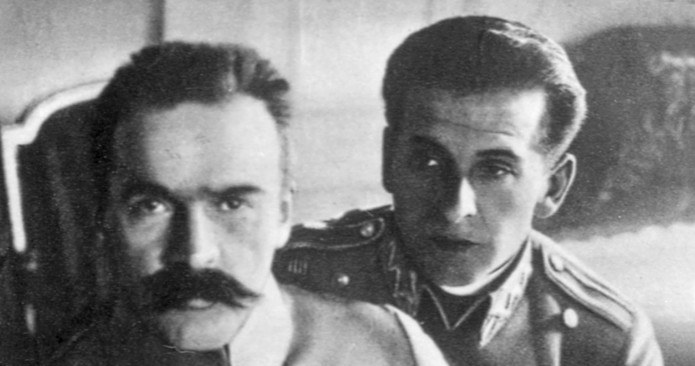 Komendant Legionów Józef Piłsudski ze swoim adiutantem por. Bolesławem Wieniawą-Dłogoszowskim (zdjęcie z 1916 r.) /Danuta Łomaczewska /East News