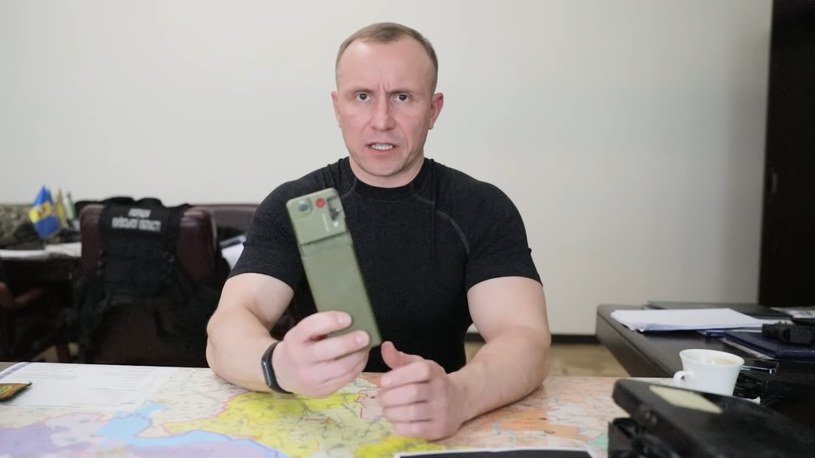 Komendant policji regularnie pokazuje rosyjskie wyposażenie /YoutTube/NEBYTOV /