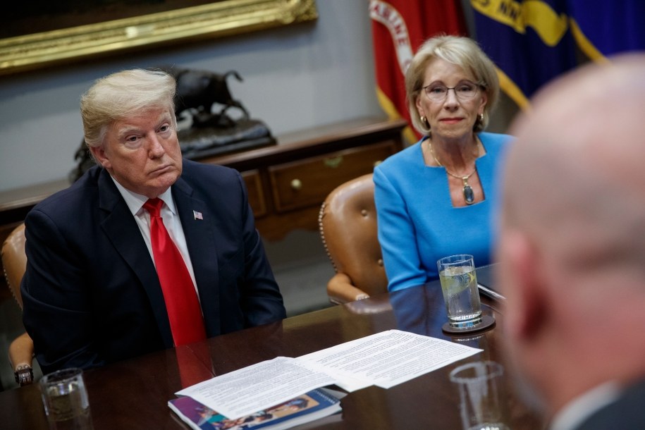 Komentatorzy źle oceniają decyzję Trumpa o wycofaniu wojsk z Syrii /SHAWN THEW    /PAP/EPA