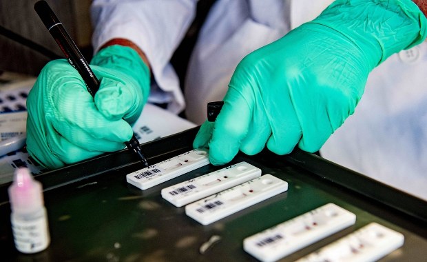 Komercyjne testy na koronawirusa. Ministerstwo nie wskazało ceny maksymalnej
