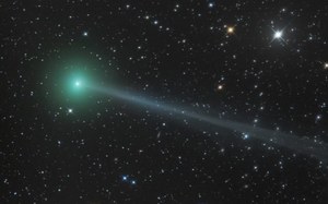 Kometa C/2015 ER61 PANSTARRS nagle rozbłysła na nocnym niebie