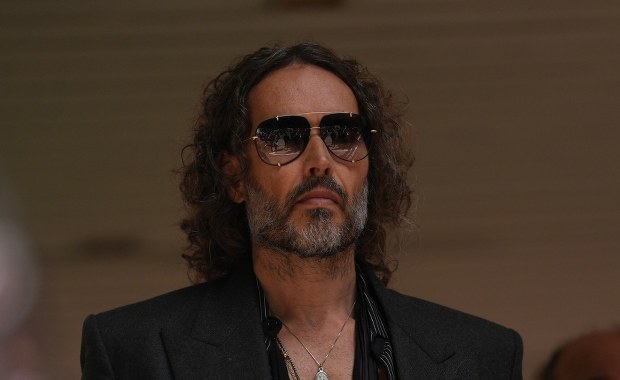 Komik czy seksualny drapieżca? Russell Brand z nowymi zarzutami