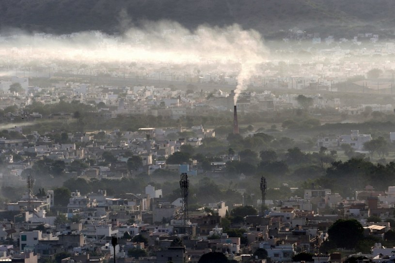 Kominy fabryczne w mieście Ajmer w Indiach. /AFP