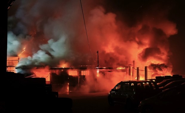 Komis i piekarnia w płomieniach. Nocna walka z pożarem