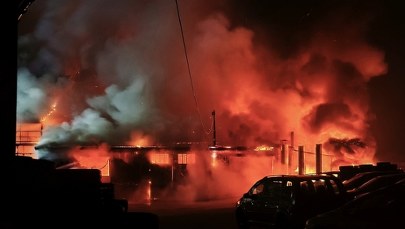 Komis i piekarnia w płomieniach. Nocna walka z pożarem