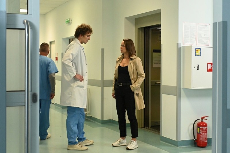 Komisarz Król pozna przystojnego doktora w szpitalu podczas wykonywania obowiązków służbowych /Źródło: AIM