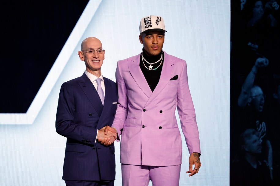 Komisarz ligi NBA i Adam Silver (po lewej) i Jeremy Sochan (po prawej)