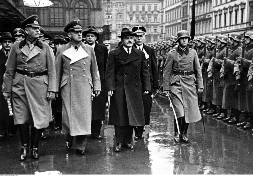 Komisarz ludowy Wiaczesław Mołotow (z prawej), minister spraw zagranicznych Rzeszy Joachim von Ribbentrop (w środku), marszałek Wilhelm Keitel (z lewej) kroczą przed frontem formacji honorowej. Rok 1940 /Z archiwum Narodowego Archiwum Cyfrowego