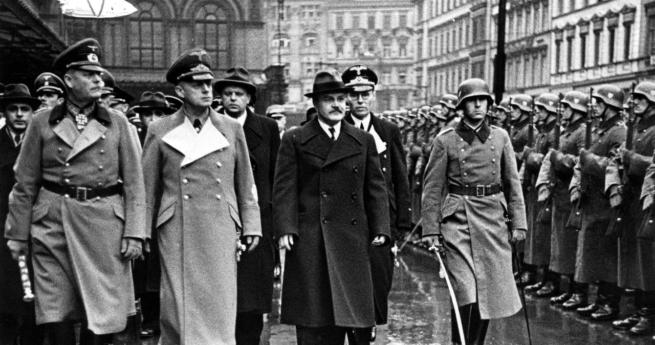 Komisarz ludowy Wiaczesław Mołotow (z prawej), minister spraw zagranicznych Rzeszy Joachim von Ribbentrop (w środku), marszałek Wilhelm Keitel (z lewej) kroczą przed frontem formacji honorowej. Rok 1940 /Z archiwum Narodowego Archiwum Cyfrowego