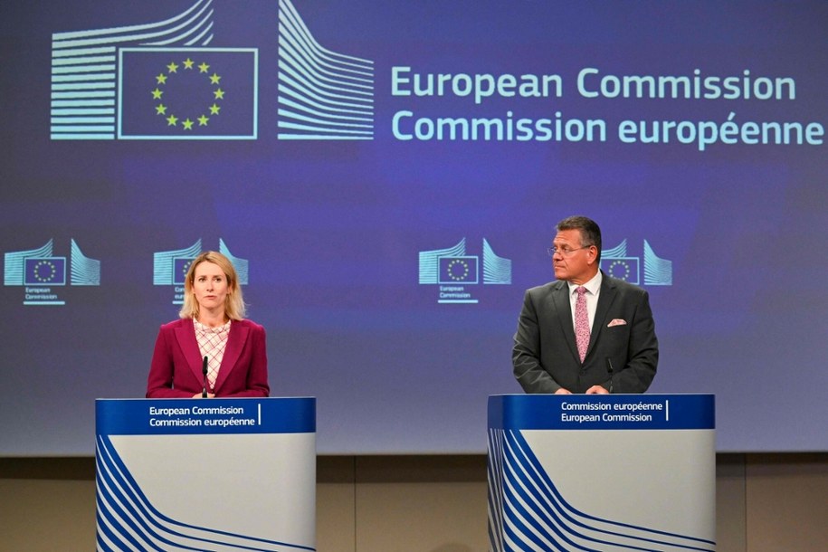 Komisarz Spraw Zagranicznych Kaja Kallas i komisarz handlu Marcos Sefcovic ogłaszają zatwierdzenie umowy z Mercosur /NICOLAS TUCAT/AFP/East News /East News