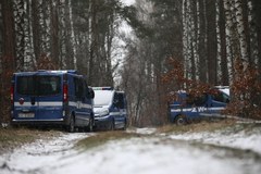 Komisja Badania Wypadków Lotniczych Lotnictwa Państwowego bada miejsce wypadku wojskowego myśliwca