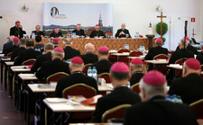 Komisja chce akt, episkopat mówi "nie". Biskupi pytają o "umocowanie w prawie"