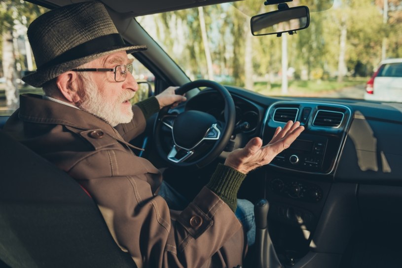 Komisja Europejska chce obowiązkowych badań okresowych dla starszych kierowców /123RF/PICSEL