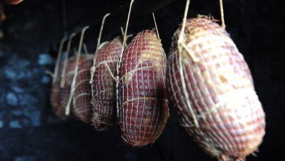 Komisja Europejska chce rozmawiać o wędzeniu wędlin