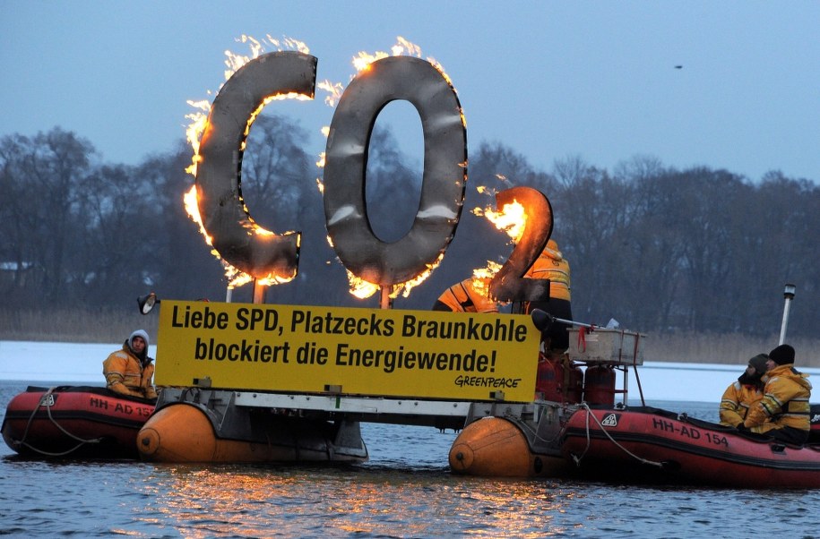 Komisja Europejska ponawia swoją propozycję redukcji o 40 proc. emisji CO2 do 2030 roku /Bernd Settnik    /PAP/EPA