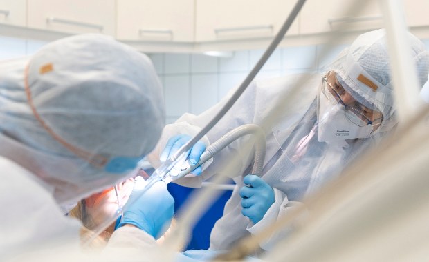 ​Komisja Europejska przekaże polskim medykom ponad pół miliona maseczek