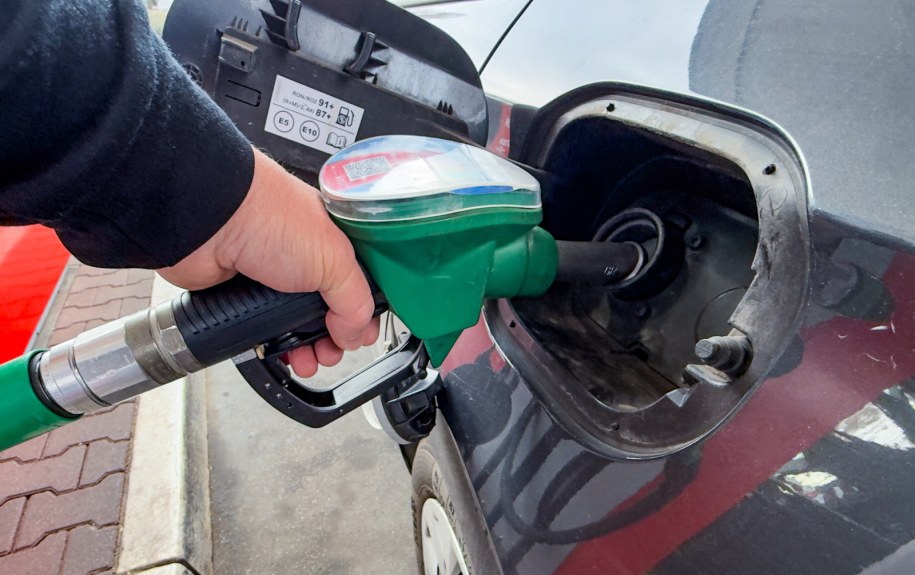 Komisja Europejska przymknie oko na decyzje w Polsce w sprawie paliw? / 	Marcin Bielecki    /PAP