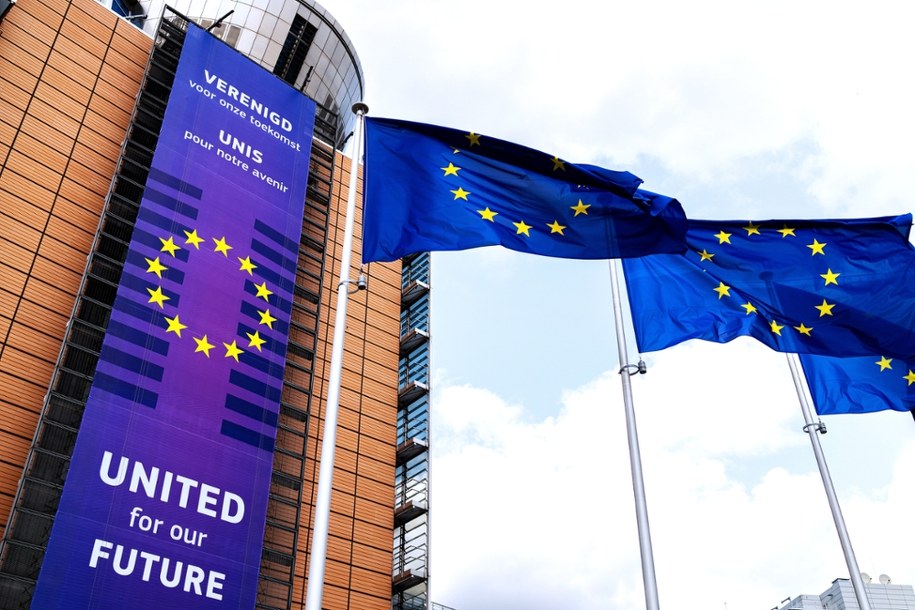 Komisja Europejska składa skargę na Polskę /Shutterstock