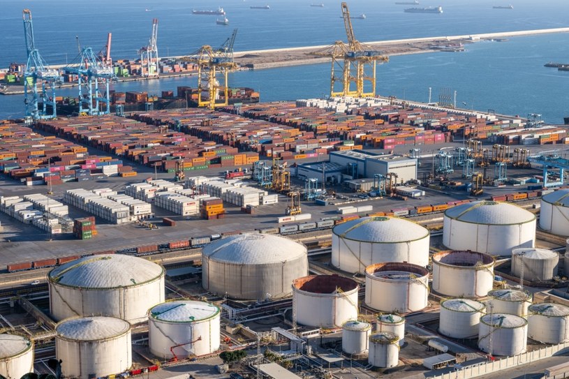 Komisja Europejska wystosowała w środę zaproszenie do międzynarodowych dostawców, by wzięli udział w pierwszym unijnym przetargu na wspólne zakupy gazu o objętości 11,6 mld metrów sześciennych. (na zdjęciu - terminal i magazyny gazu w porcie w Barcelonie) /123RF/PICSEL