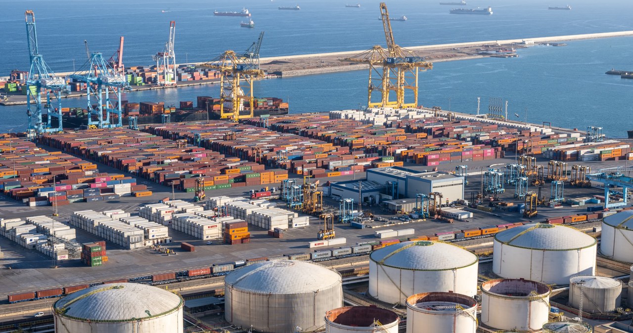 Komisja Europejska wystosowała w środę zaproszenie do międzynarodowych dostawców, by wzięli udział w pierwszym unijnym przetargu na wspólne zakupy gazu o objętości 11,6 mld metrów sześciennych. (na zdjęciu - terminal i magazyny gazu w porcie w Barcelonie) /123RF/PICSEL