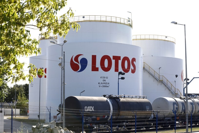 Komisja Europejska zatwierdziła pomoc publiczną Polski o wartości 158 mln euro na wsparcie LOTOS Green H2 w produkcji wodoru odnawialnego, który ma być wykorzystywany w procesach produkcyjnych rafinerii. / Zdj. ilustracyjne przedstawia terminal paliwowy LOTOS /Tomasz Kawka /East News