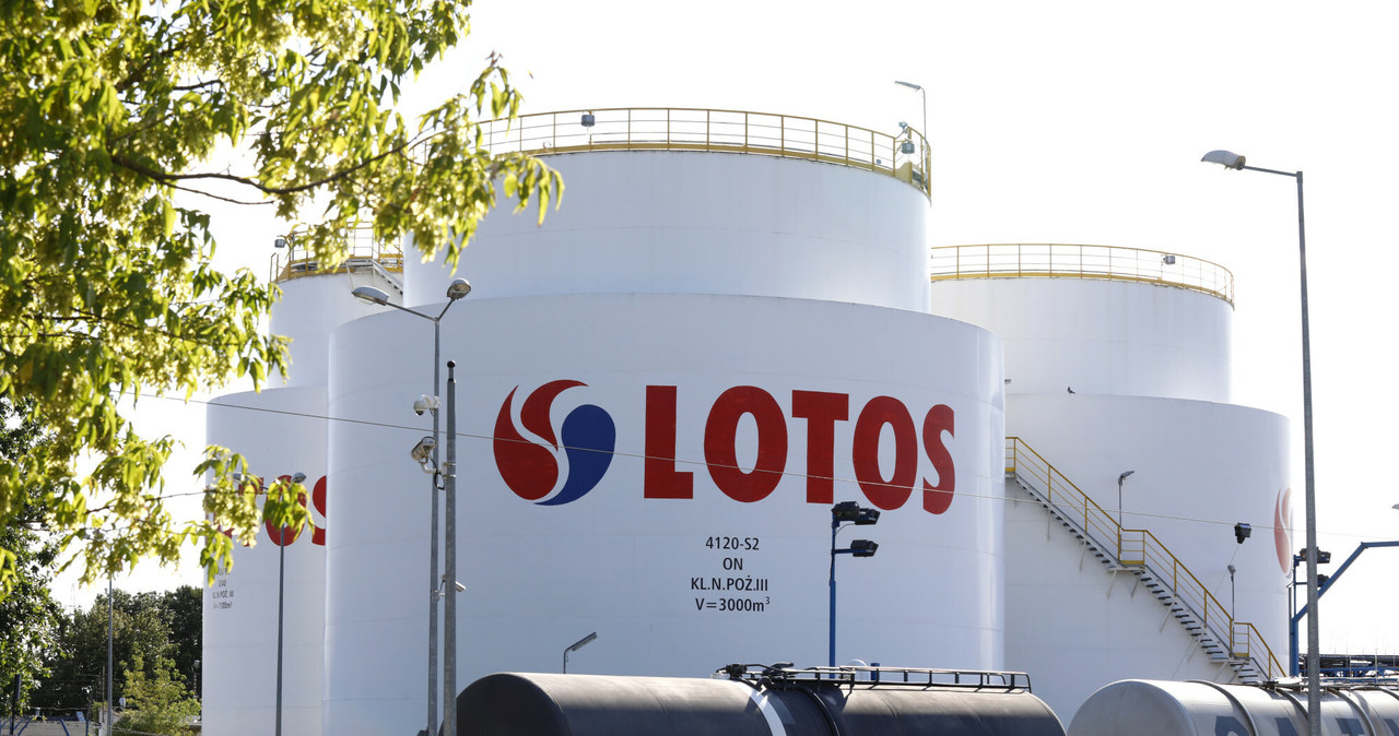 Komisja Europejska zatwierdziła pomoc publiczną Polski o wartości 158 mln euro na wsparcie LOTOS Green H2 w produkcji wodoru odnawialnego, który ma być wykorzystywany w procesach produkcyjnych rafinerii. / Zdj. ilustracyjne przedstawia terminal paliwowy LOTOS /Tomasz Kawka /East News