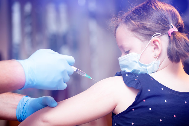 Komisja Europejska zatwierdziła szczepionkę Comirnaty firm Pfizer/BioNTech przeciw Covid-19 dla dzieci w wieku od 5 do 11 lat. /Shutterstock