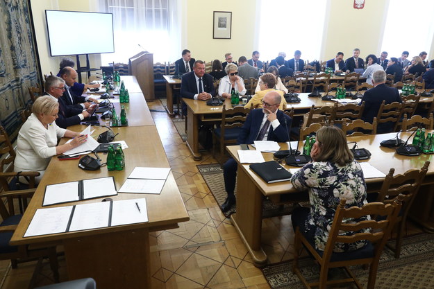 Komisja Finansów Publicznych odrzuciła wszystkie poprawki Senatu do budżetu na 2023 r. /Tomasz Gzell /PAP