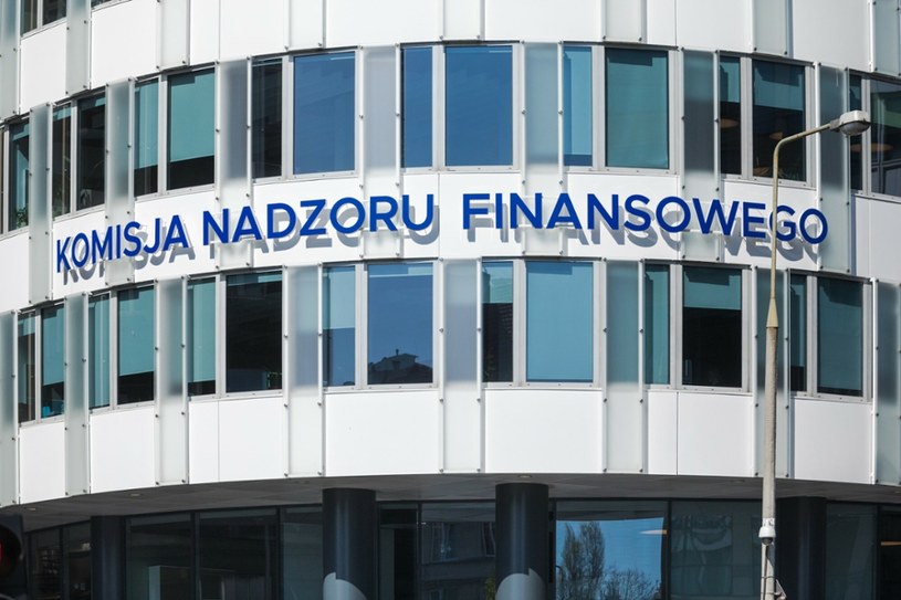 Komisja Nadzoru Finansowego wpisała 13 podmiotów na listę ostrzeżeń publicznych /Arkadiusz Ziółek /East News