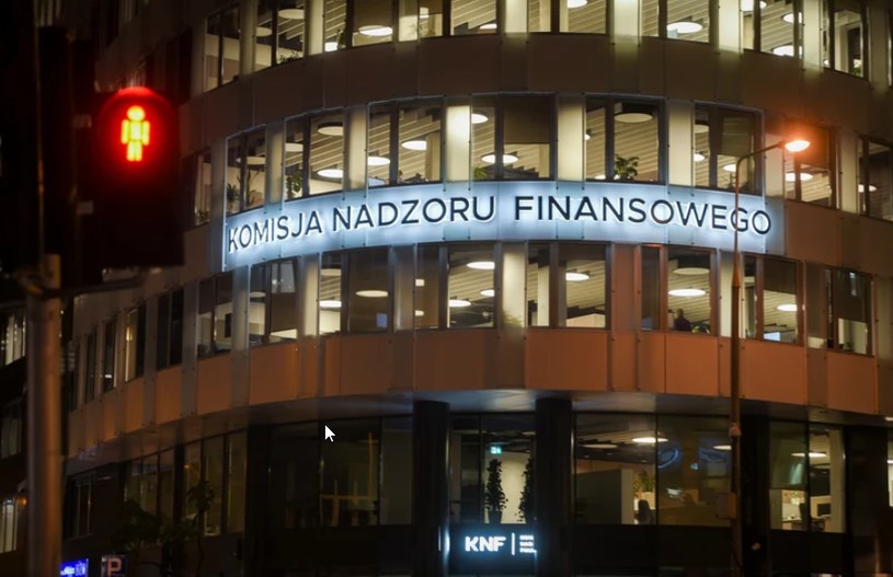 Komisja Nadzoru Finansowego zakazała pięciu spółkom wykonywania działalności w zakresie usług płatniczych /Jacek Domiński /Reporter