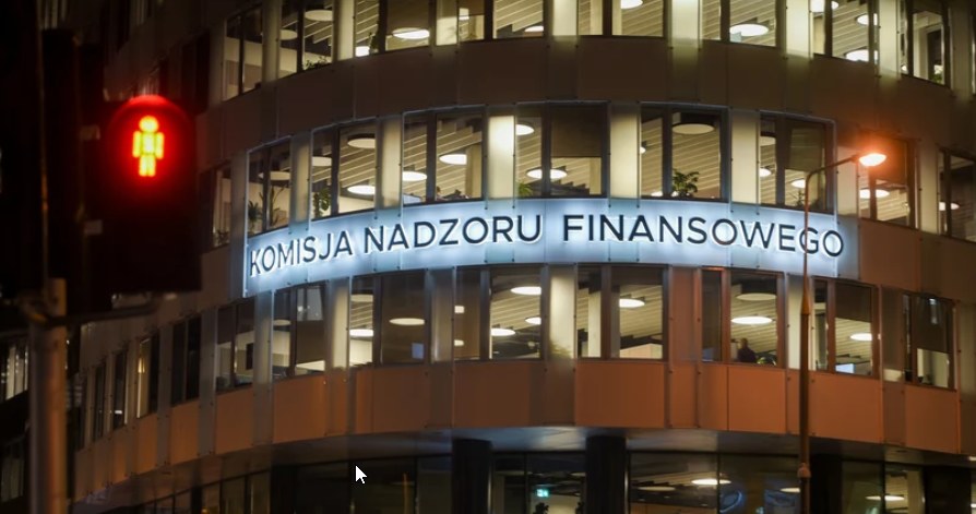 Komisja Nadzoru Finansowego zakazała pięciu spółkom wykonywania działalności w zakresie usług płatniczych /Jacek Domiński /Reporter