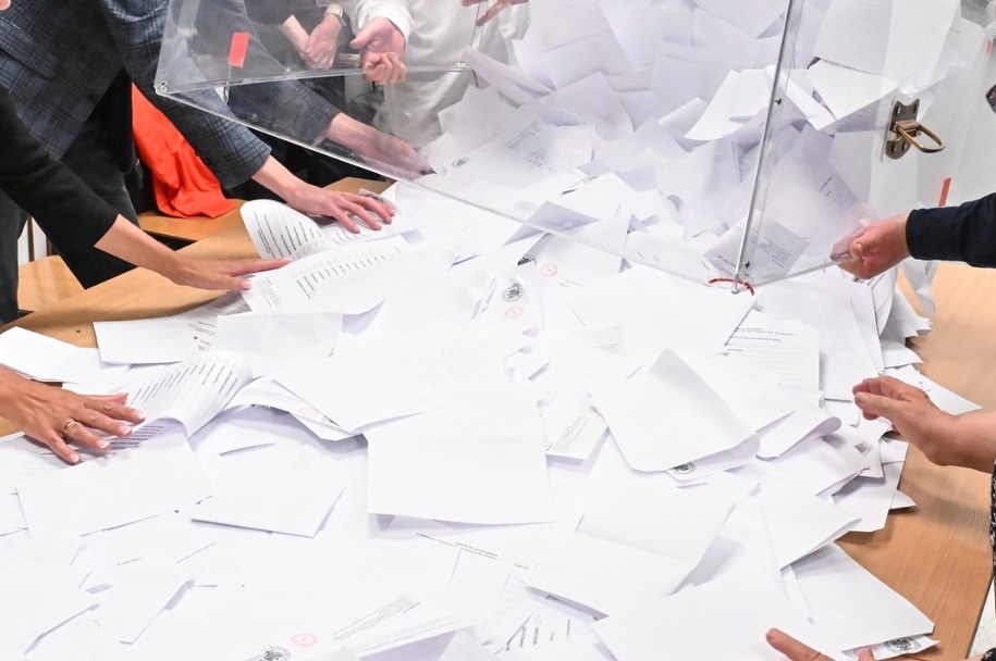 Komisja odwrotnie przypisała głosy oddane w drugiej turze wyborów prezydenckich na Karola Nawrockiego i Rafała Trzaskowskiego /Andrzej Jackowski /PAP